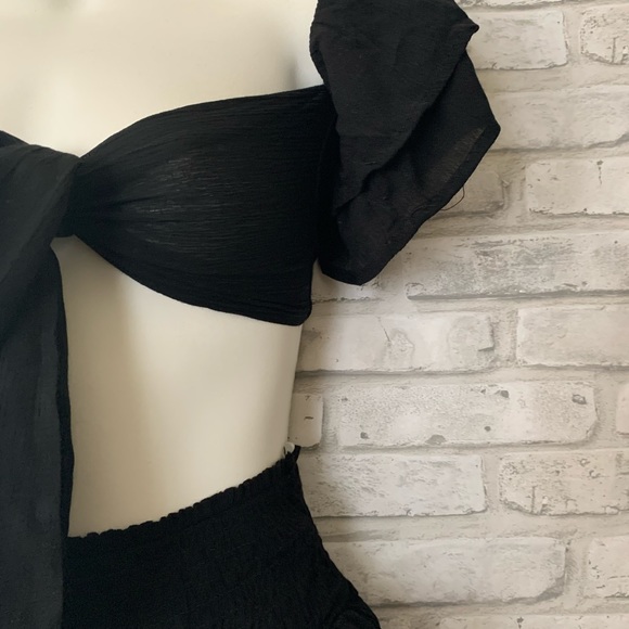 Sale Off The Shoulder Tie Front Short Set - Picture 5 of 10